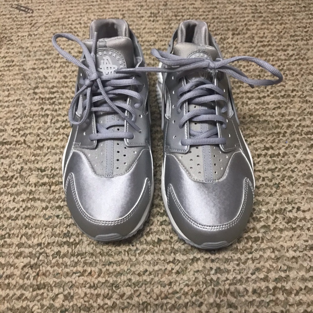 NWOT NIKE HUARACHE